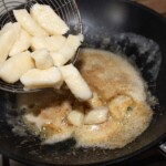 pierogi leniwe wrzucane są po ugotowaniu do woku z masłem i bułka tartą