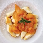 pierogi leniwe z rosterem morelowym podane na talerzu
