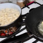 pierogi leniwe gotują się w garnku