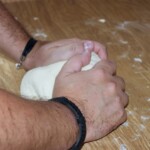 zagniatanie ciasta na pierogi
