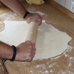 wałkowanie ciasta na pierogi