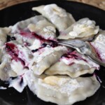 pierogi z borówkami podane na talerzu