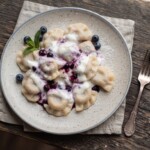 pierogi z borówkami podane na talerzu
