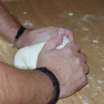 zagniatanie ciasta na pierogi z borówkami