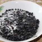 borówki jagody posypane cukrem w szklanej misce