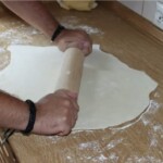 ciasto na pierogi wałkowane jest na blacie kuchennym
