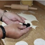 lepienie pierogów z borówkami