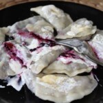 Pierogi z borówkami i kwaśną śmietaną
