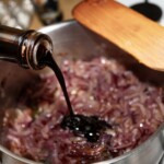 w garnku karmelizuje się krojona w piórka bczewona cebula