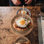 pincho przekąska hiszpańska podana na ladę