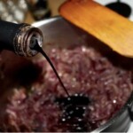 w garnku karmelizuje się cebula czerwona