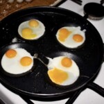 na patelni smażą się jajka przepiórcze