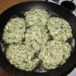 placki z cukinii w smażą się na dużej patelni