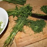 świeże zioła na desce kuchennej