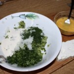 w misce znajduje się masa na placki z cukinii