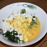 w misce znajduje się masa na placki z cukinii