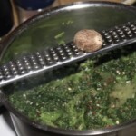 w garnku gotuje się szpinak