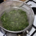 duszony szpinak odcieka na sicie