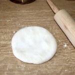 ciasto na podpłomyk leży na blacie kuchennym