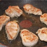 na patelni smażą się polędwiczki wieprzowe