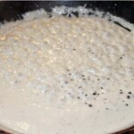 na patelni gotuje się sos z zielonego pieprzu