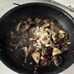 na patelni smażą się pieczarki