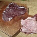 policzki wołowe leżą na desce kuchennej