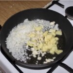 na patelni smaży się pokrojona cebula i imbir