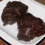 ugotowane policzki wołowe leżą na desce kuchennej