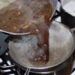 przecedzanie sosu do policzków wołowych