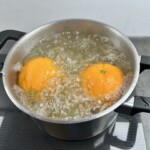 w garnku gotują się dwie pomarańcze