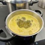 w garnku gotuje się syrop pomarańczowy do portokalopity