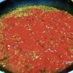 na patelni gotuje się sos pomidorowy