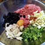 w misce znajduje się farsz na pulpety greckie keftedes