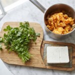 puree z batatów z kolendrą i serem feta w przygotowaniu