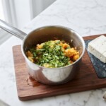 puree z batatów z kolendrą i serem feta w przygotowaniu
