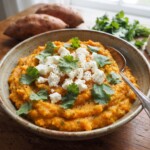 puree z batatów z kolendrą i serem feta podane w misce