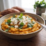 puree z batatów z kolendrą i serem feta podane w misce