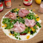 quesadilla ze szparagami i wędliną w przygotowaniu