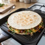 quesadilla ze szparagami podgrzewa się na patelni grillowej