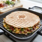 quesadilla ze szparagami podgrzewa się na patelni grillowej