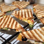 quesadilla ze szparagami pokrojona na trójkąty