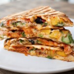 quesadilla ze szparagami pokrojona na trójkąty i ułożona w stosik na talerzu