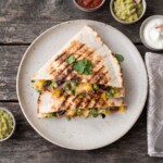 quesadilla ze szparagami podana na talerzu