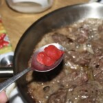 na patelni smaży się pokrojone w kostkę mięso