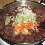 Ragout z jelenia po myśliwsku na winie