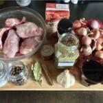 Ragout z królika w pomidorach w greckim stylu stifado z królika