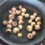 na patelni smażą się cebulki perłowe