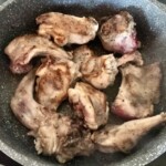 na patelni smażą się kawałki królika