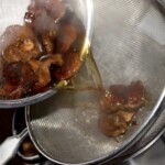 odcedzanie namoczonych suszonych grzybów